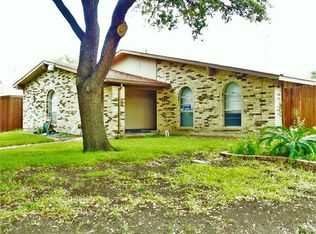 702 Pinoak Dr, Grand Prairie, TX 75052