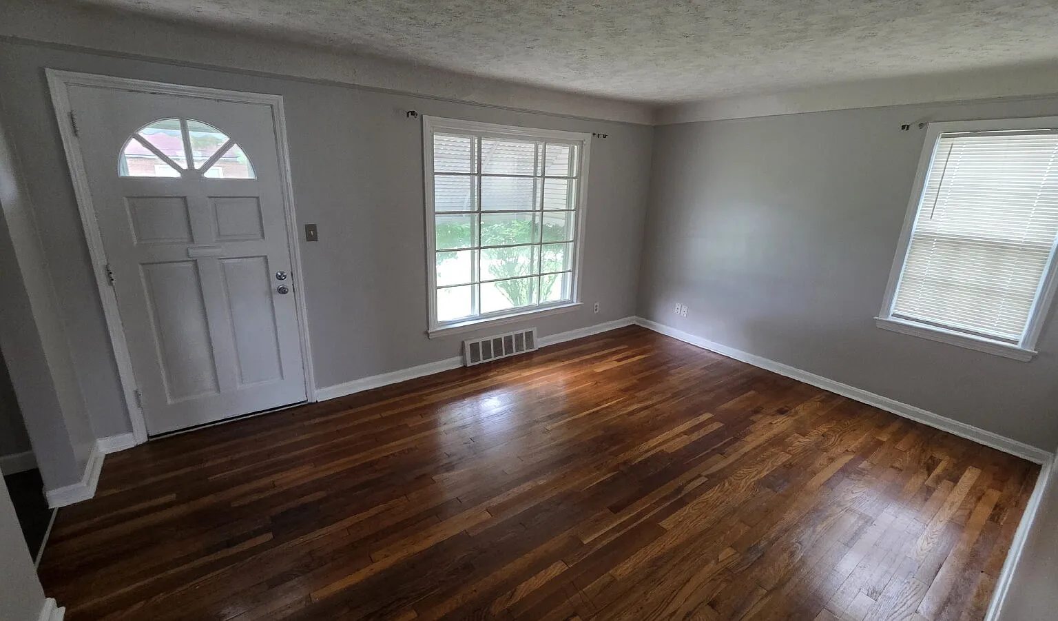 4 bed, 1.0 bath, 1092 sqft, $2,150 — Photo 2