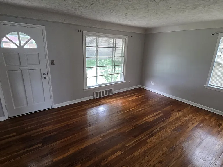 5469 Thomas St — Photo 2