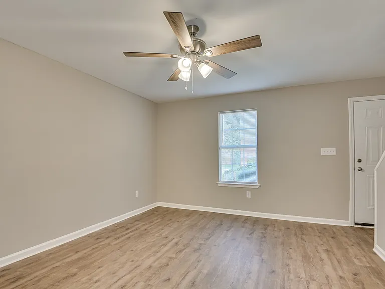 120 Chalet North Ct — Photo 4