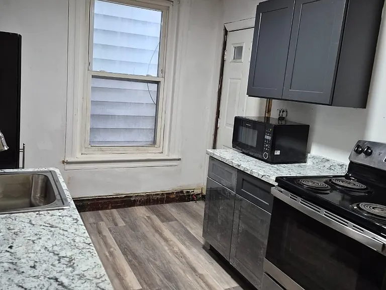 217 N 8th St — Photo 22