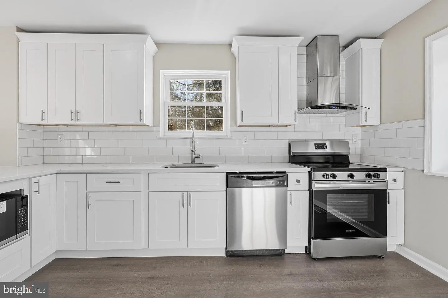 3 bed, 2.0 bath, 1638 sqft, $3,300 — Photo 4