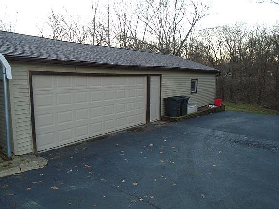 Garage w/ Heated Workshop