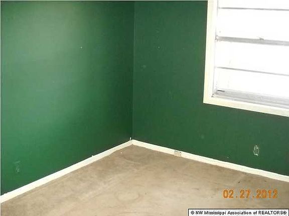4th image of 8549 Southaven Cir W