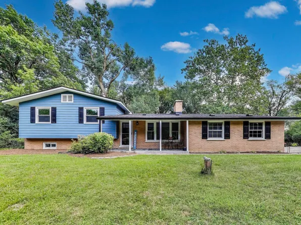 222 Bradwell Rd, Inverness, IL 60010