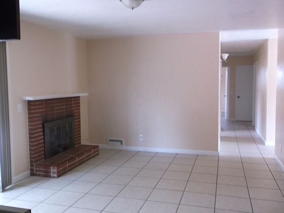 4th image of 2112 N Kensington Way
