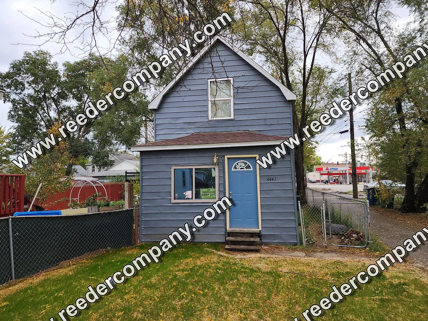 Spacious 2 bedroom 1 bath house near train station for easy commute. — Photo 1