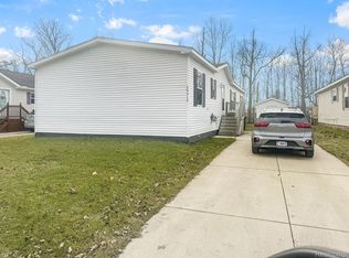 29912 Meadow Ln, Gibraltar, MI 48173