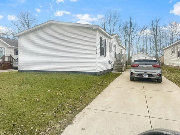 29912 Meadow Ln, Gibraltar, MI 48173