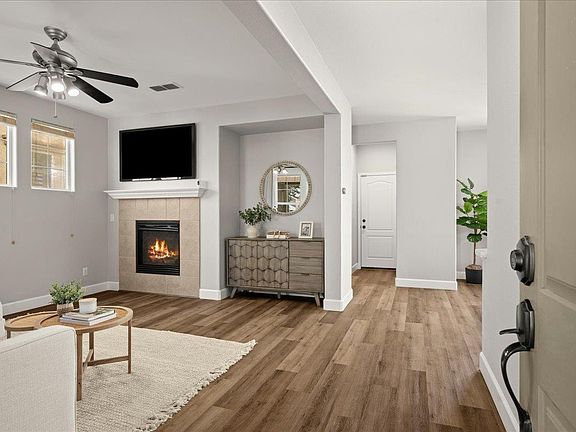3rd image of 440 Wapello Cir