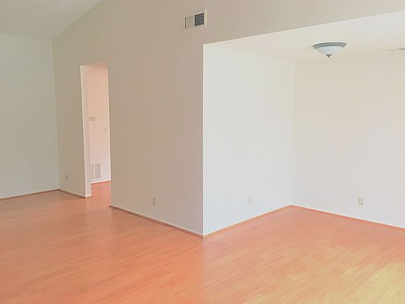 5th image of 11054 Wesley Ave