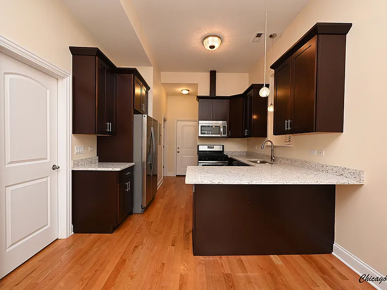 904 W Erie St #1R — Photo 5