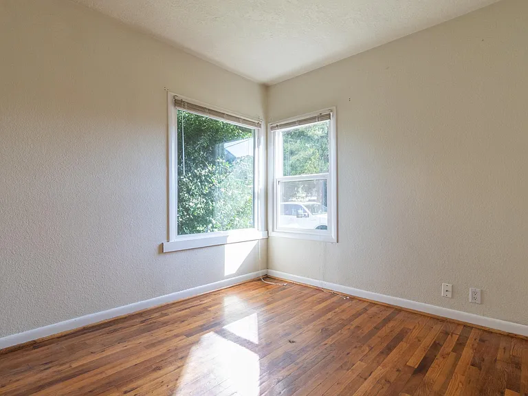 11130 NE Knott St — Photo 2
