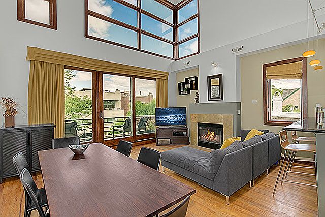 1st image of 1051 N Wolcott Ave #3