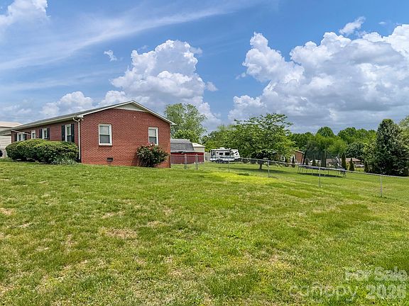 3rd image of 2101 La Mesa Ct