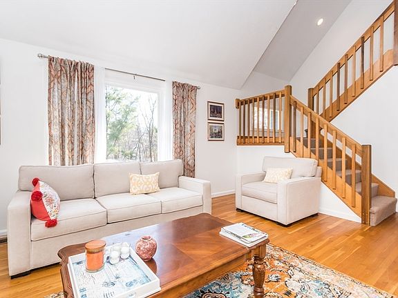 3rd image of 46 Timberline Rd