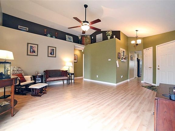 4th image of 146 Village Green Dr