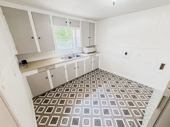 5th image of 318 Harvard St