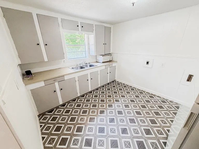 318 Harvard St — Photo 5
