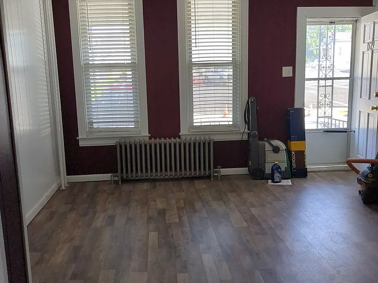 1529 W King St — Photo 11