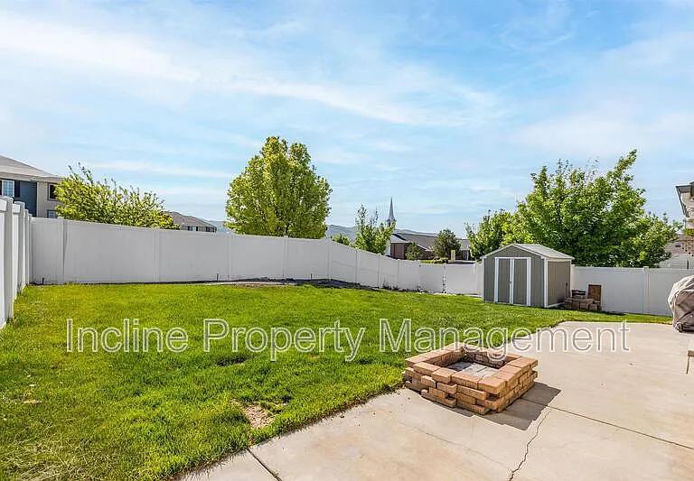 702 Durham Dr — Photo 3