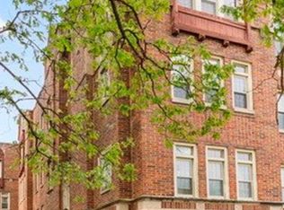 70 Pine Ave APT 2A, Riverside, IL 60546