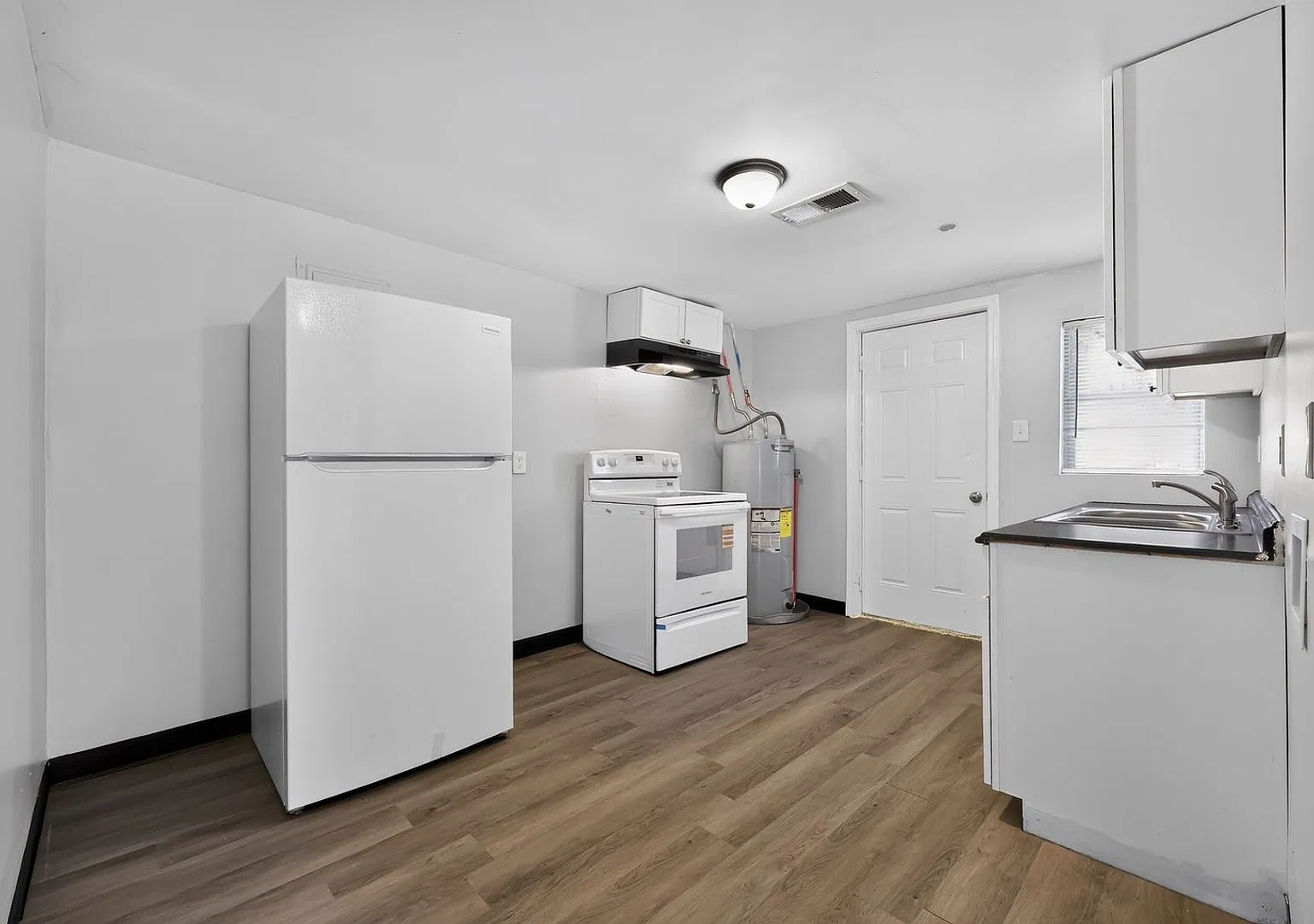 Charming 2-Bedroom End Unit Just 1 Mile from Mercer University — Photo 4