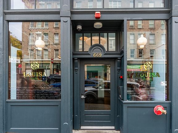 4th image of 669 S King St #205