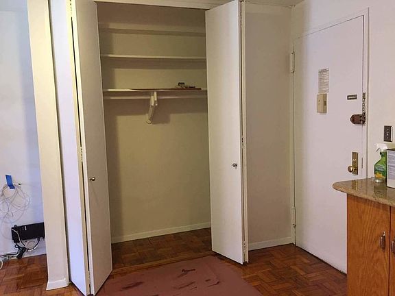 4th image of 2534 Crescent St APT 1