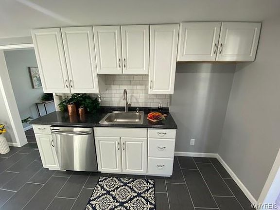 5th image of 132 Keller Ave