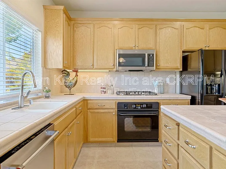 767 Bishop St — Photo 11