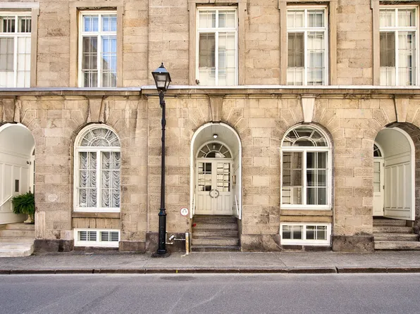 422 Rue St #203, Montreal, QC H2Y 2M5