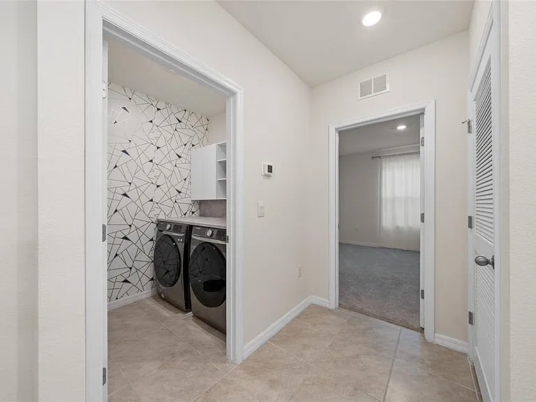 687 Griffon Ave — Photo 10