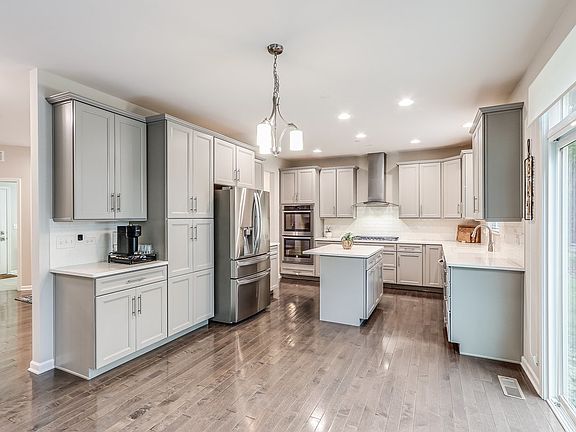 4th image of 1612 Bur Oak Dr