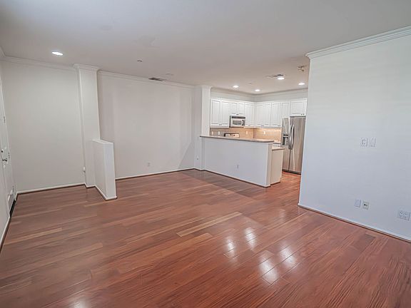 4th image of 24053 Meadowbrook Ln