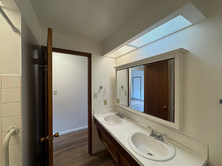 Olympic Plaza Apartments — Photo 9