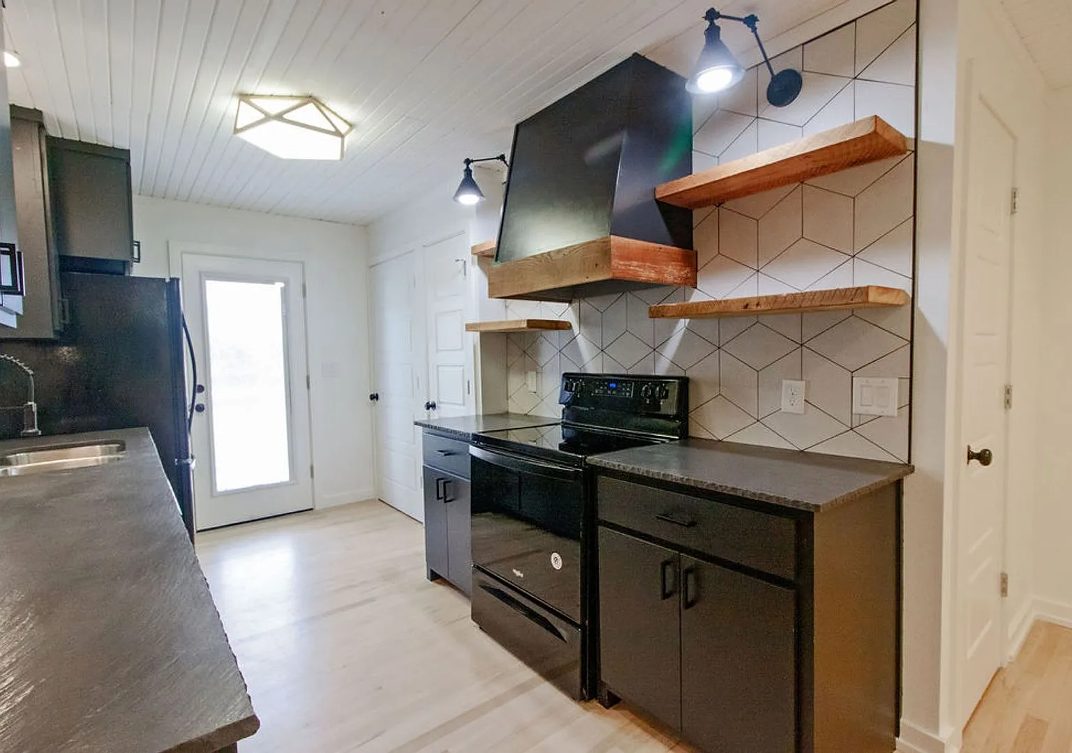 Pet-Friendly 2-Bedroom Apartment in Downtown Rogers Move-In Special! — Photo 4