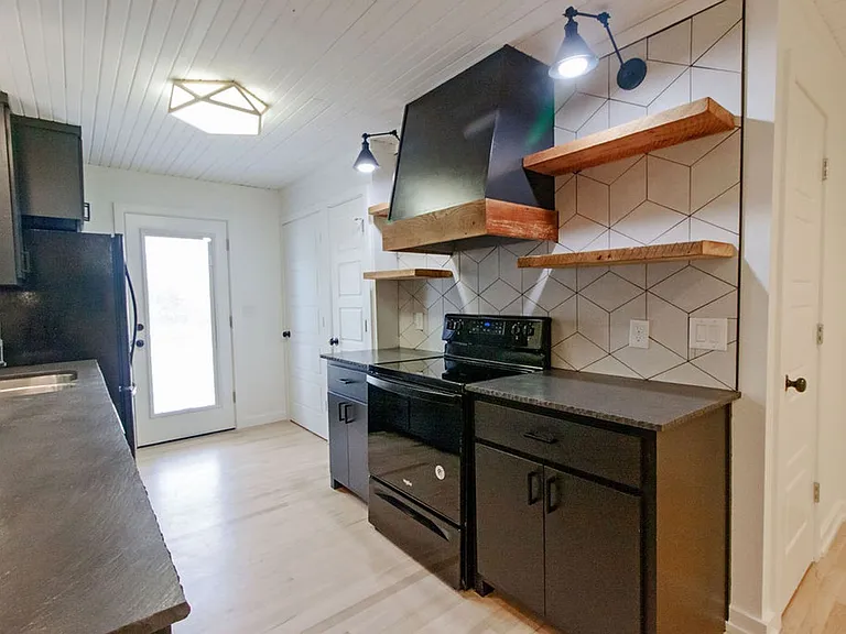 400 W Poplar St #E — Photo 4