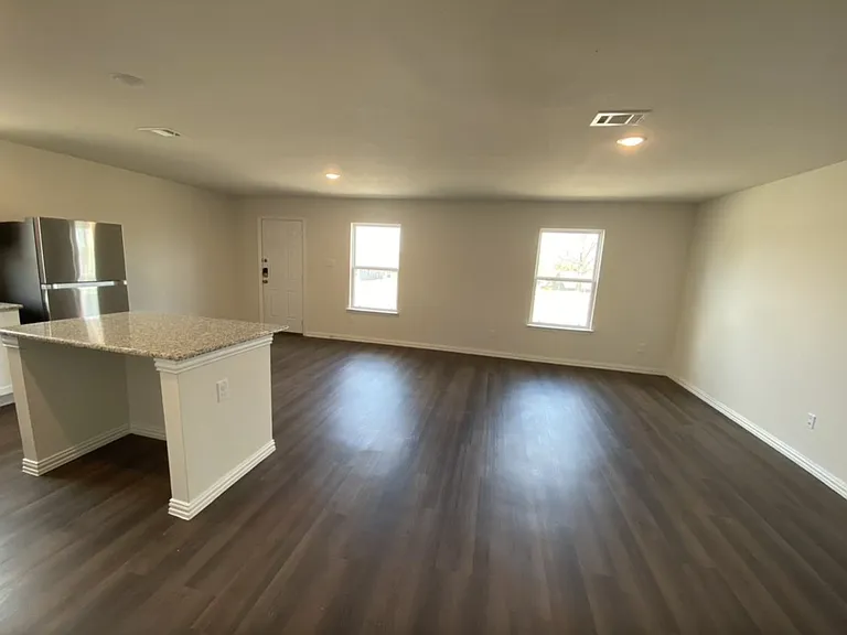 413 E Hull St — Photo 30
