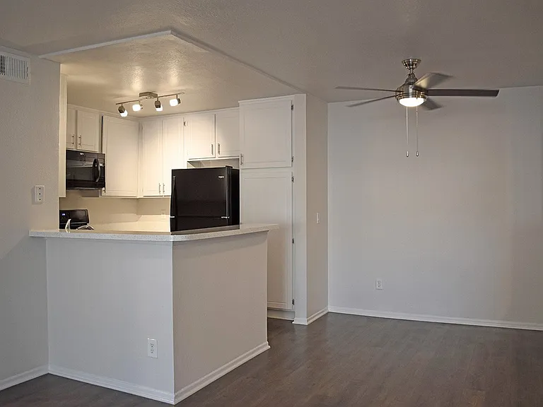 Encino Palms Apartments — Photo 15