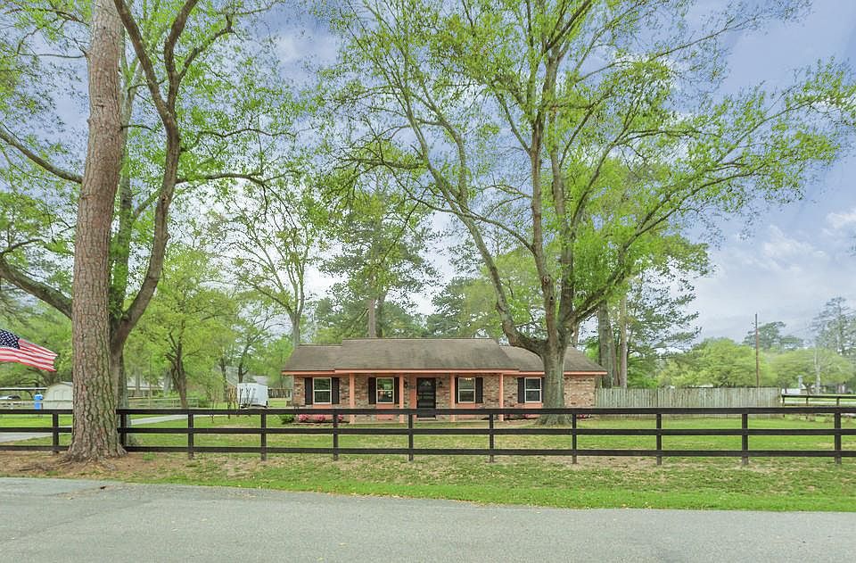 You'll BEE in LOVE with this Ranch style home on huge lot!