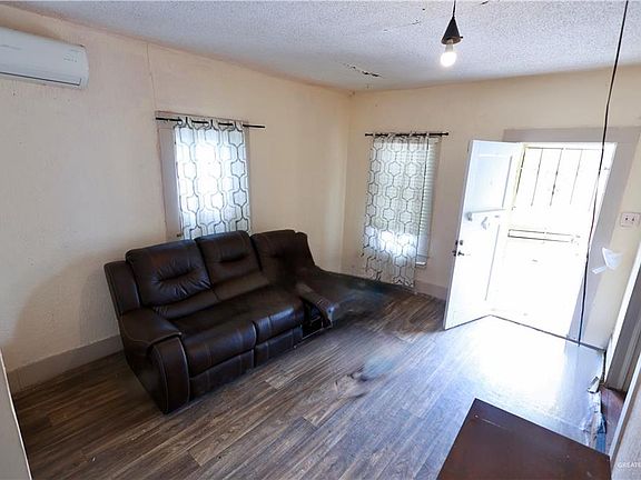 3rd image of 1027 Recio St