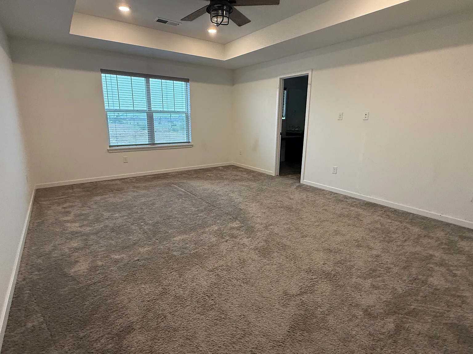 4 bed, 2501 sqft, $3,000 — Photo 4