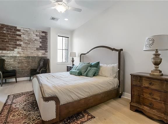 3rd image of 939 Iberville St APT 403