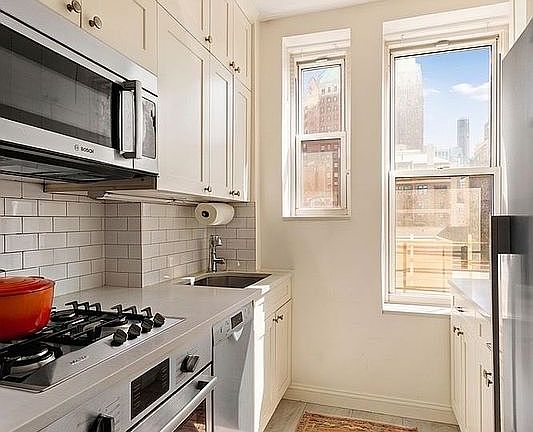 2nd image of 161 Henry St APT 7A