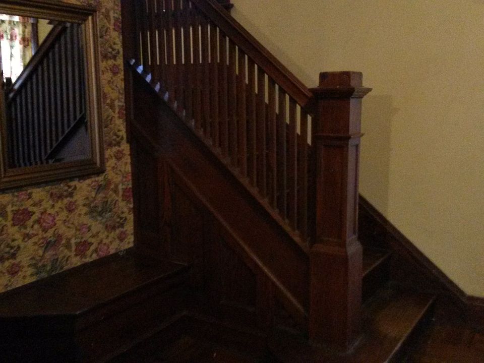 Foyer  seating w/ storage