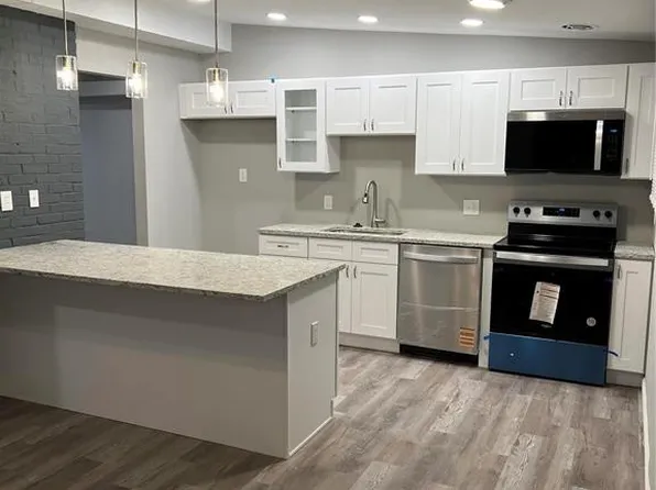 8 Bayberry Ln, Florissant, MO 63033