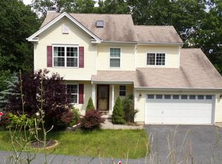 156 Kensington Dr, Bushkill, PA 18324