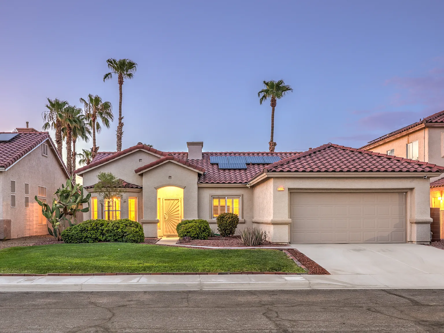 Beautifully Furnished 3-Bedroom Pool Home with Private Backyard — Photo 3