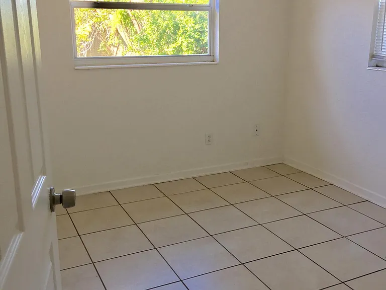 955 Martinique Dr — Photo 4